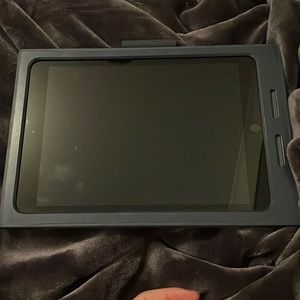 Apple, 9.7in, Black and Silver